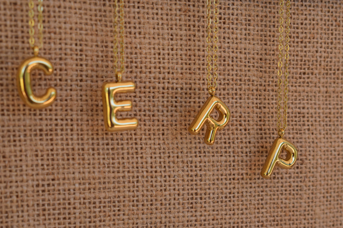Collar Letra Globo