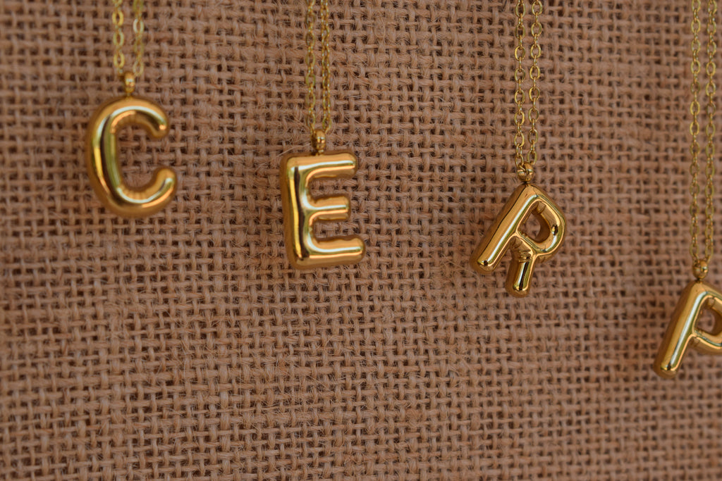 Collar Letra Globo