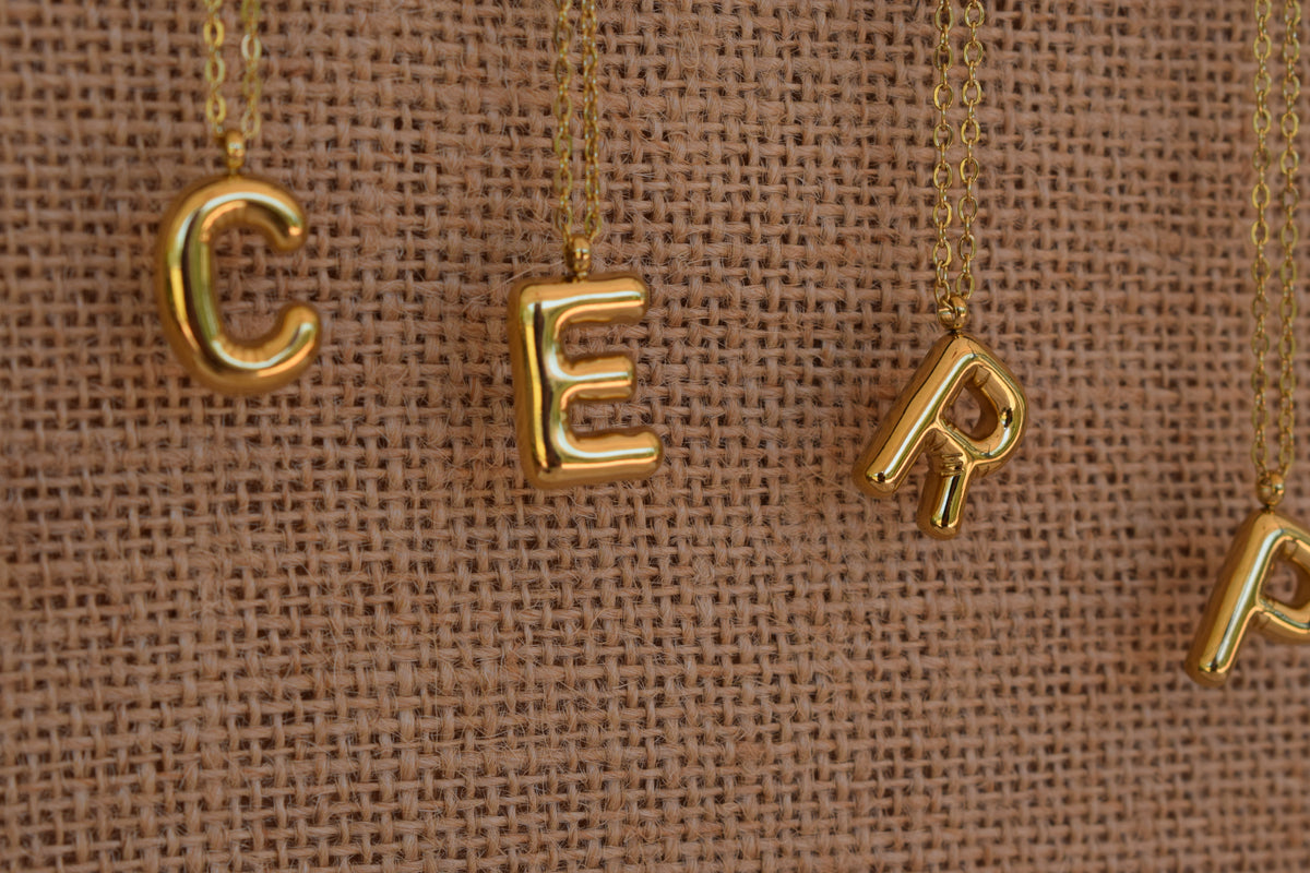 Collar Letra Globo