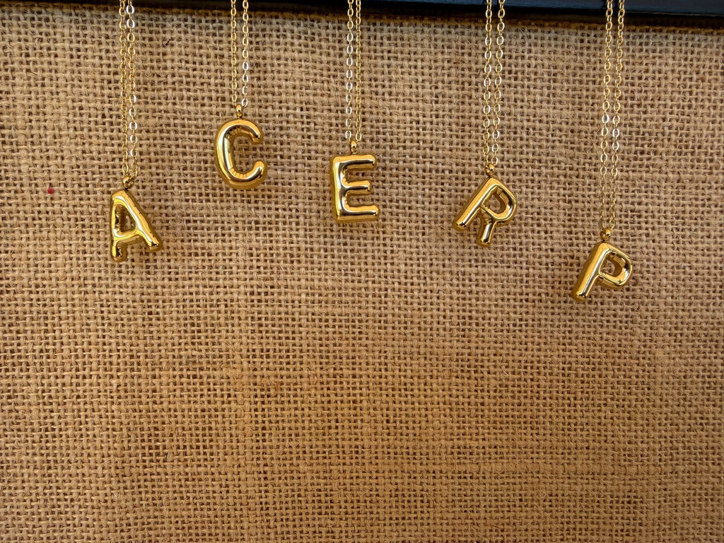 Collar Letra Globo