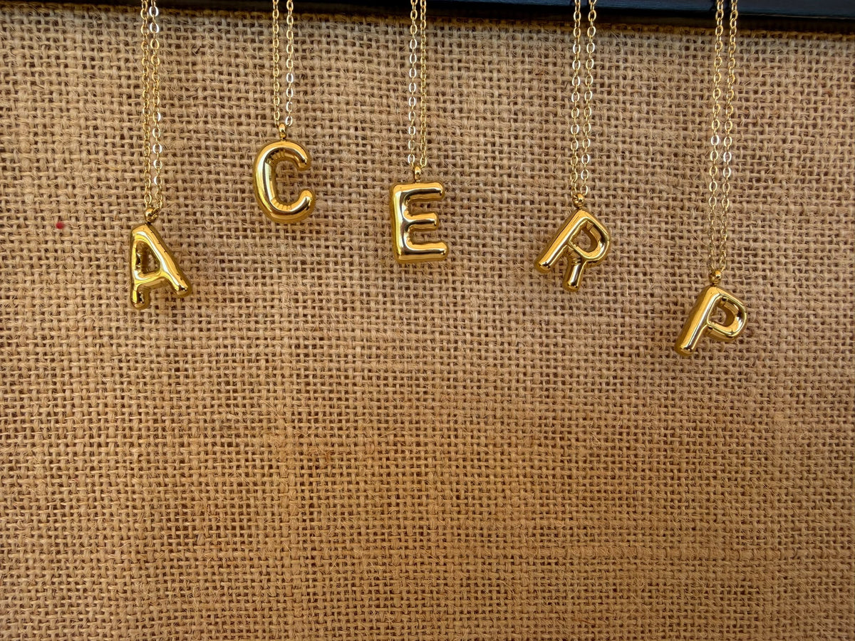 Collar Letra Globo