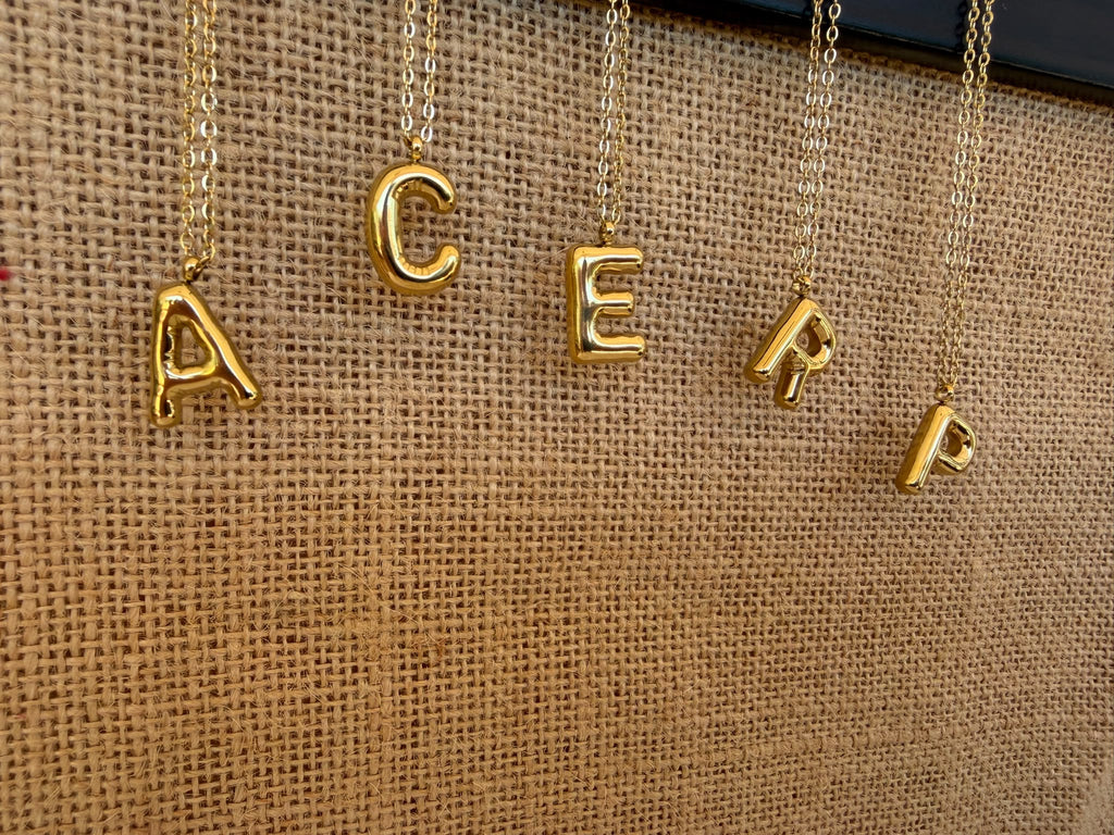 Collar Letra Globo