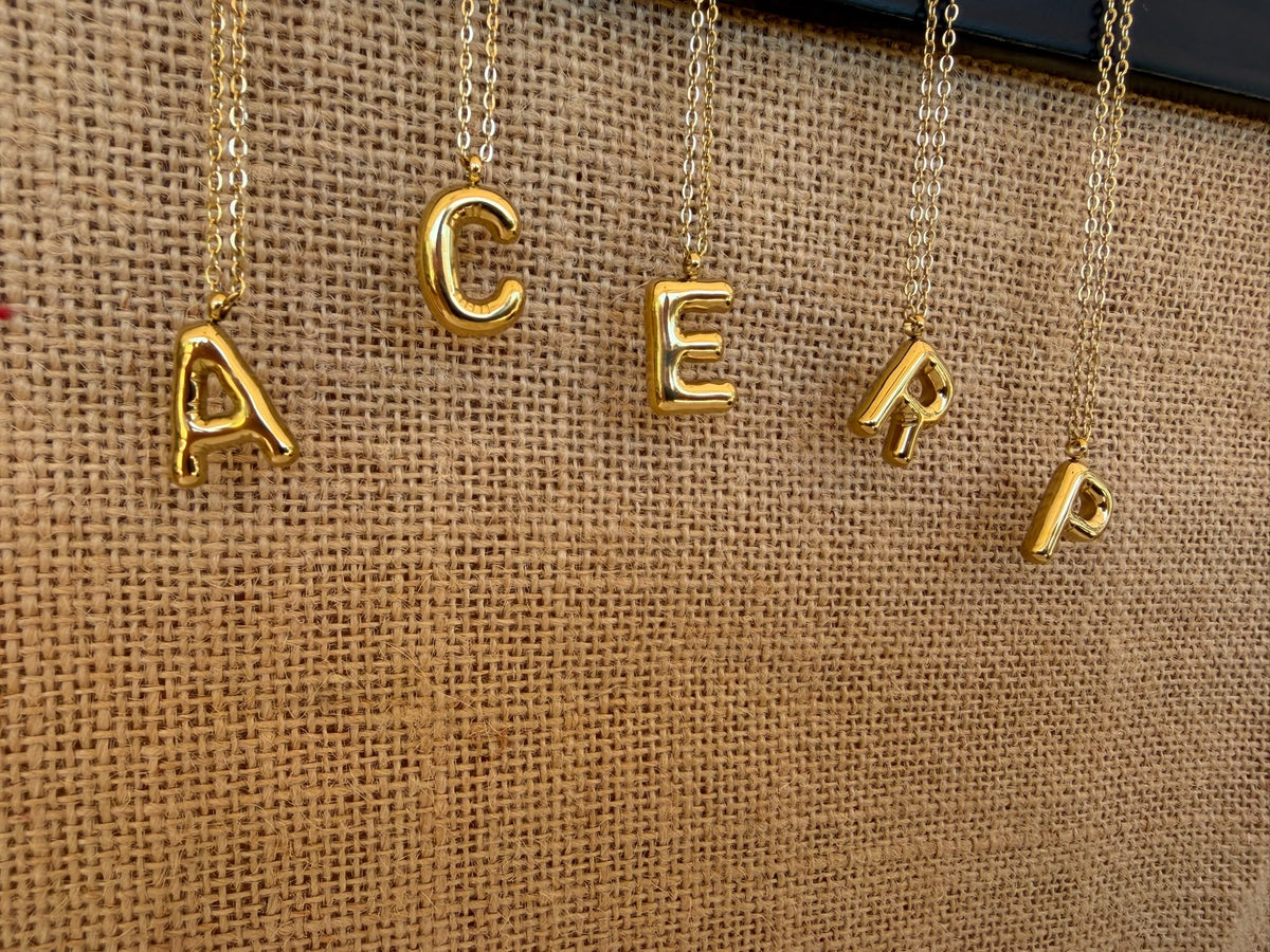 Collar Letra Globo